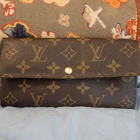 Authentic Louis Vuitton Long Wallet. Very gently worn. - Picture 8 of 9